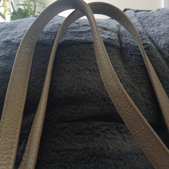 Steve Madden Tote w/ tassel Keychain - Picture 8 of 10